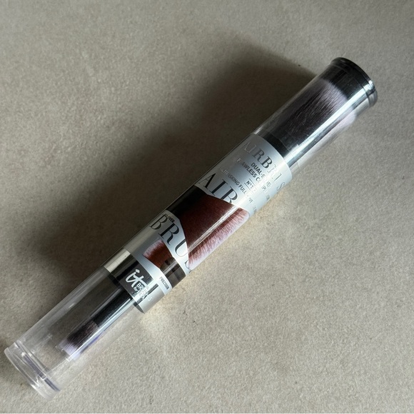 it cosmetics Other - IT Brushes Airbrush Dual-Ended Complexion Brush #132 Full Coverage Tool